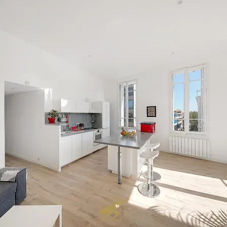 Apartament Spacieux T2 Face A La Gare - Fibre - Park Gratuit Proche - Clim